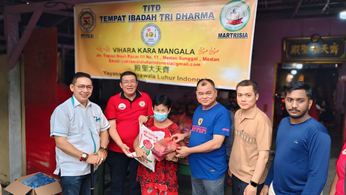 Ketua DPRD Medan dan Vihara Kara Mangala Bagikan 275 Paket Sembako Sambut Imlek