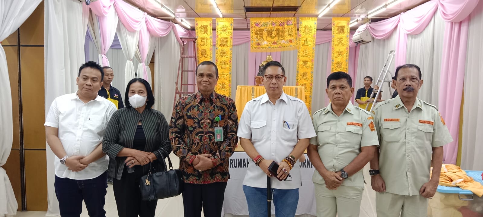 Teks Foto: Ketua PN Medan John Sarman Saragih bersama istri, Ketua DPRD Medan Wong Chun Sen Tarigan, Wakil Ketua DPRD Medan Zulkarnaen, dan pengurus PPM Kota Medan di rumah duka.