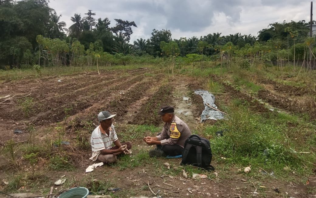 Bhabinkamtibmas Polsek Stabat Dukung Petani Lokal, Sambangi Lahan Pertanian di Desa Pantai Gemi