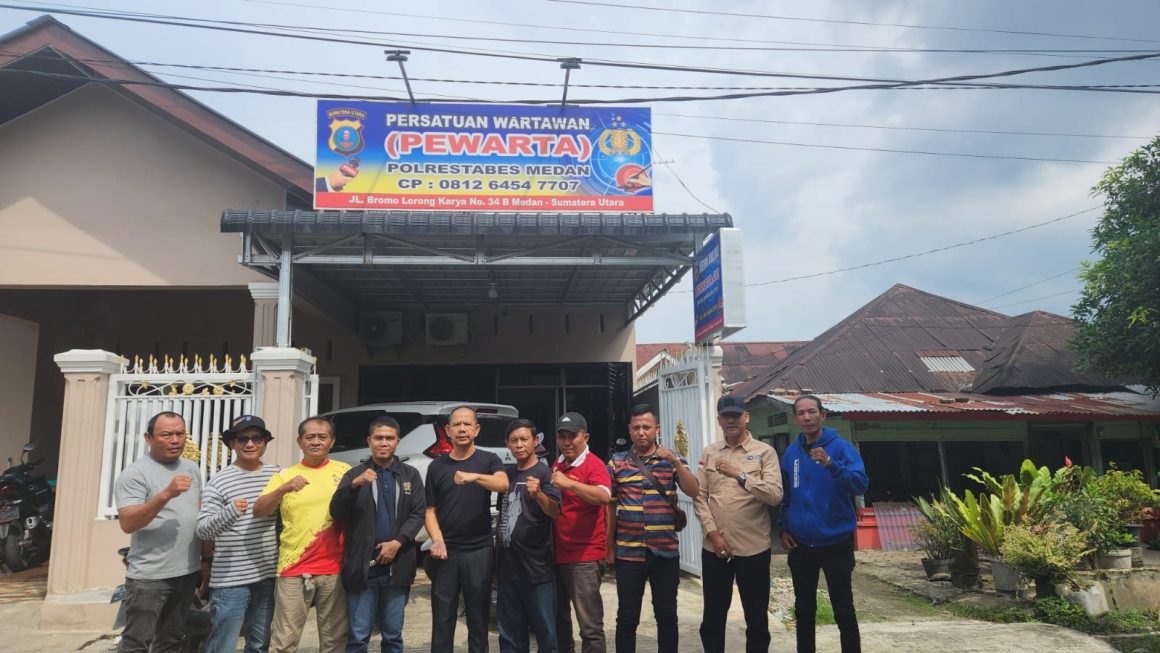 Berbagi di Jumat Barokah, Ketua Pewarta Polrestabes Medan Chairum Lubis : Salah Satu Bentuk Dekatkan Diri kepada Allah
