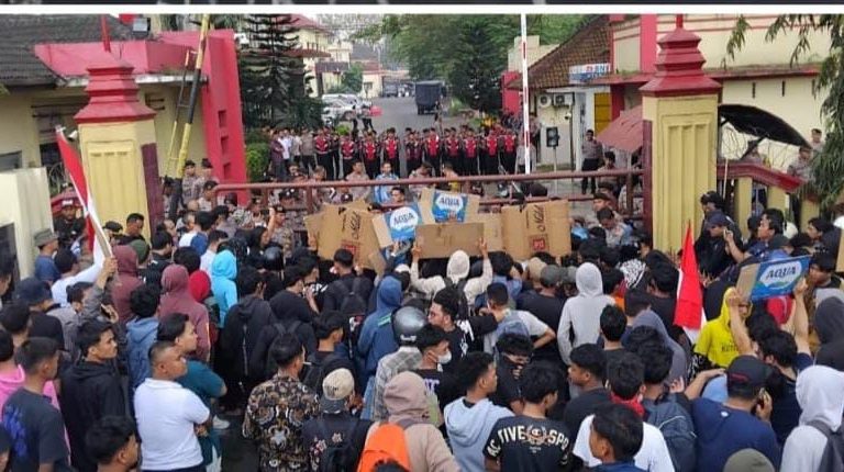 Mahasiswa Demo di Polda Sumut, Minta Aparat Usut Dugaan Kasus di Era Jokowi