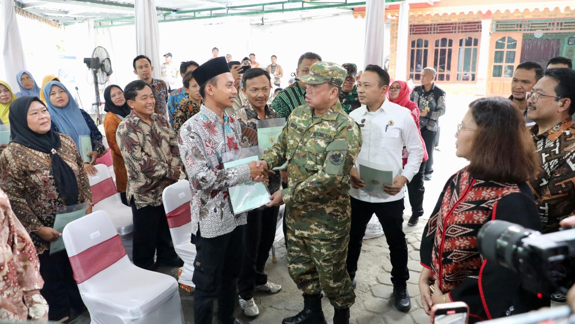 Menteri ATR/BPN Nusron Wahid Serahkan 965 Sertipikat Konsolidasi Tanah di Jawa Tengah