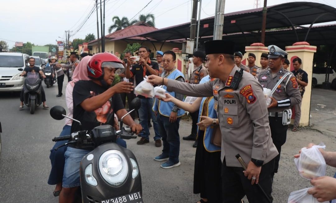 Polresta Deli Serdang Bersama Dengan Polsek Jajaran Berbagi Takjil Kepada Masyarakat