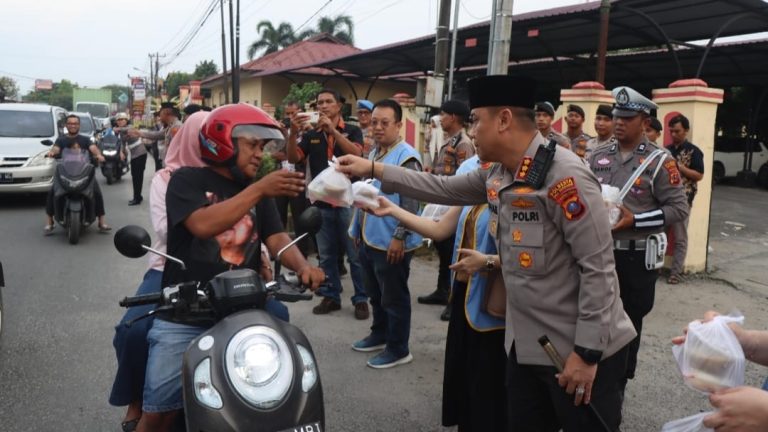 Polresta Deli Serdang Bersama Dengan Polsek Jajaran Berbagi Takjil Kepada Masyarakat