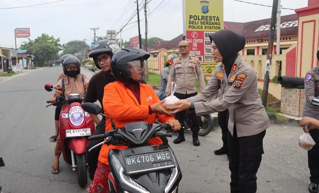 Tebar Keberkahan Di Bulan Ramadhan, Polresta Deli Serdang dan Jajaran Berbagi Takjil Kepada Masyarakat