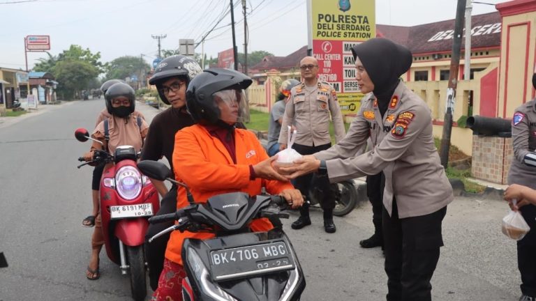 Tebar Keberkahan Di Bulan Ramadhan, Polresta Deli Serdang dan Jajaran Berbagi Takjil Kepada Masyarakat