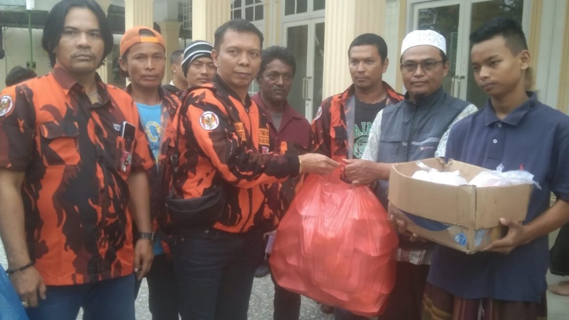 Tebar Kebaikan di Bulan Ramadhan Ketua PP Tuntungan Sempurna Sembiring Kembali Berbagi Takjil Gratis Kepada Masyarakat Di Kelurahan Tanjung Selamat Medan