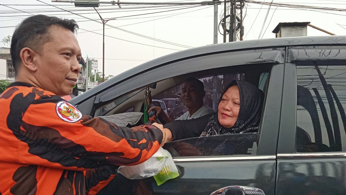 Ketua PAC PP Medan Tuntungan Beserta Jajaran Membagikan Takjil Gratis Berbuka puasa di Kelurahan pencawan KM 12,5 Medan Tuntungan