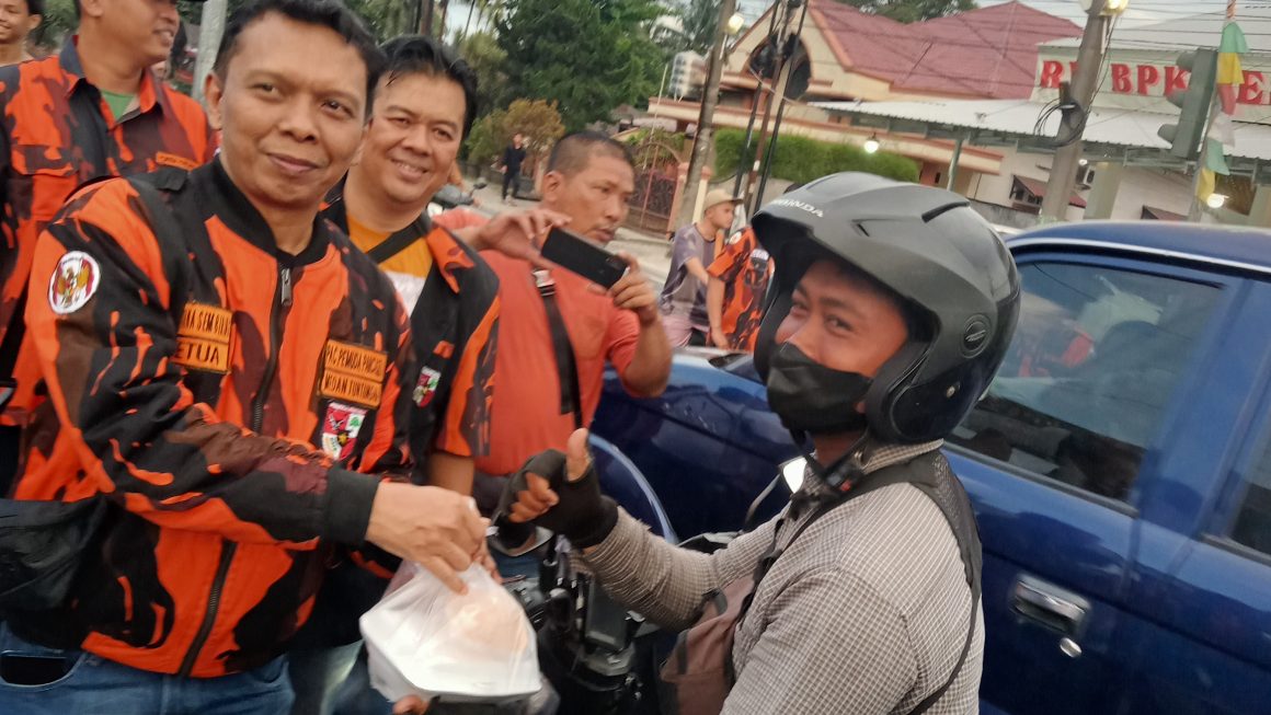 Tebar Kebaikan Bulan Ramadhan 1446 H Ketua PP Tuntungan Sempurna Sembiring Kembali Berbagi Takjil Di simpang Selayang