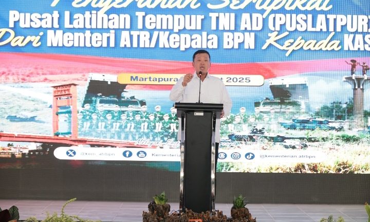 Menteri ATR/BPN Nusron Wahid Serahkan 42 Sertipikat untuk Puslatpur TNI AD Terluas di Asia