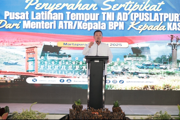 Menteri ATR/BPN Nusron Wahid Serahkan 42 Sertipikat untuk Puslatpur TNI AD Terluas di Asia