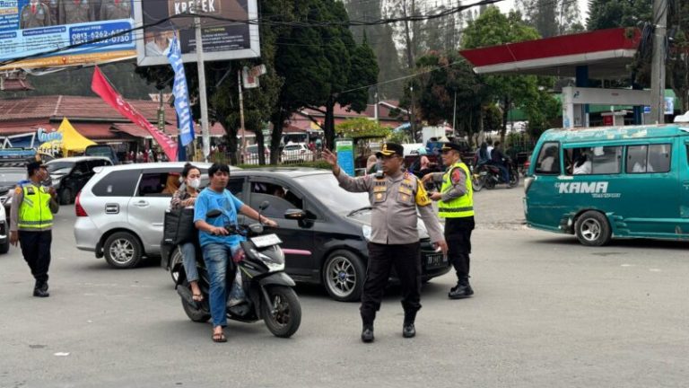 Kapolres Tanah Karo Pimpin Langsung Atur Lalu Lintas di Pos Pam Terpadu Tugu Juang Berastagi