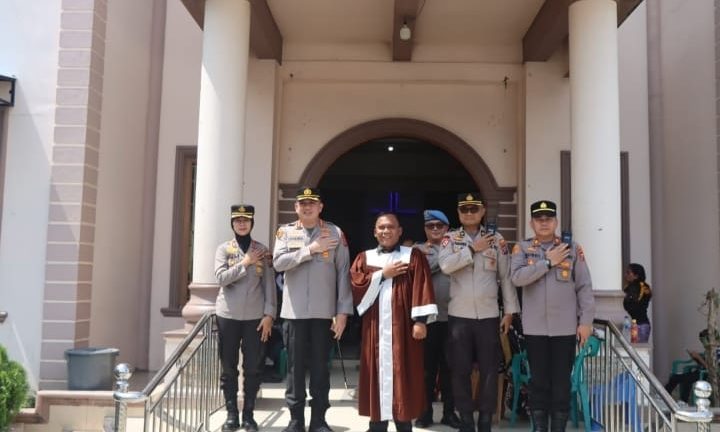 Kapolresta Deli Serdang Tinjau Langsung Pengamanan dan pelaksanaan Ibadah Jumat Agung Hari Wafatnya Yesus Kristus di Gereja Wilkum Polresta Deli Serdang