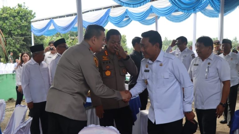 Kapolresta Deli Serdang Hadiri Gerakan Tanam Padi Serentak di Desa Pasar Miring