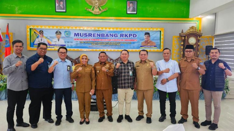 Pertama di Sumbagut, Bupati Labuhan Batu Lindungi 100 Orang Pekerja Rentan Per Desa dalam Program Jamsostek