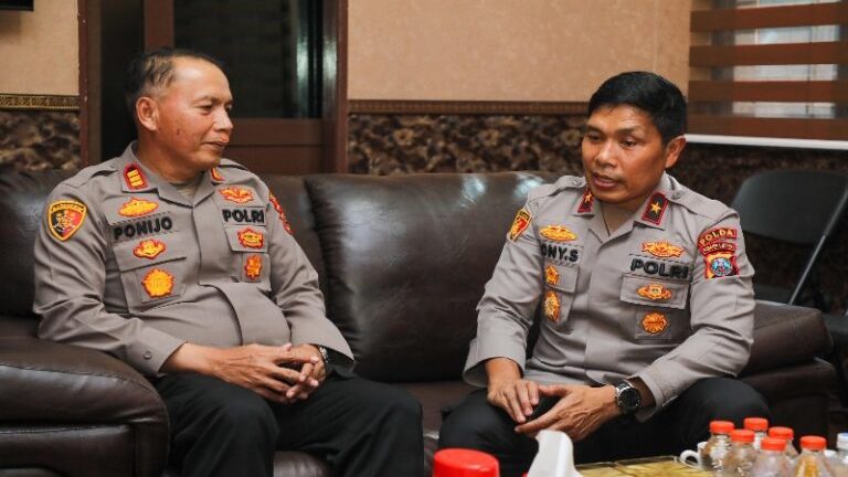Wakapolda Sumut Jenguk Kapolsek, Korban Lemparan Saat Tangani Tawuran dan Dukung Kerja Keras Polres Belawan