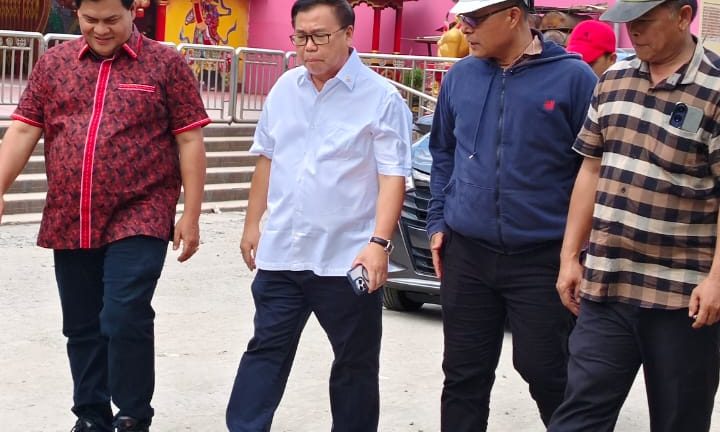 Jusuf Ginting Suka Dampingi Anggota DPR RI dr. Sofyan Tan Meninjau Kondisi Jalan Sunggal Ujung Yang Rusak