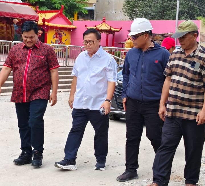 Jusuf Ginting Suka Dampingi Anggota DPR RI dr. Sofyan Tan Meninjau Kondisi Jalan Sunggal Ujung Yang Rusak