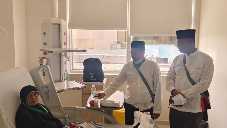 Peduli Jemaah, Kakan Kemenag dan Walikota Padangsidimpuan Jenguk Jamaah Haji Sakit di Rumah Sakit King Salman bin Abdul Aziz