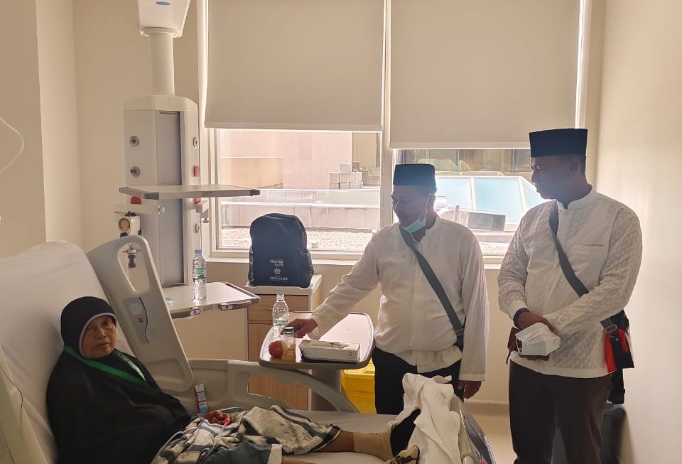 Peduli Jemaah, Kakan Kemenag dan Walikota Padangsidimpuan Jenguk Jamaah Haji Sakit di Rumah Sakit King Salman bin Abdul Aziz