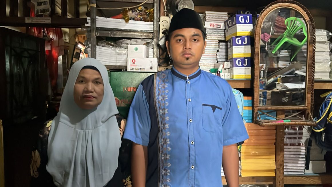 Kisah Haru Pahrul, Gantikan Ayah Naik Haji Bersama Sang Ibu