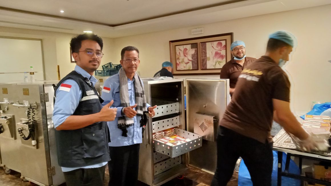 Ketua Kloter 08 KNO Pantau Langsung Distribusi Konsumsi Jemaah Haji
