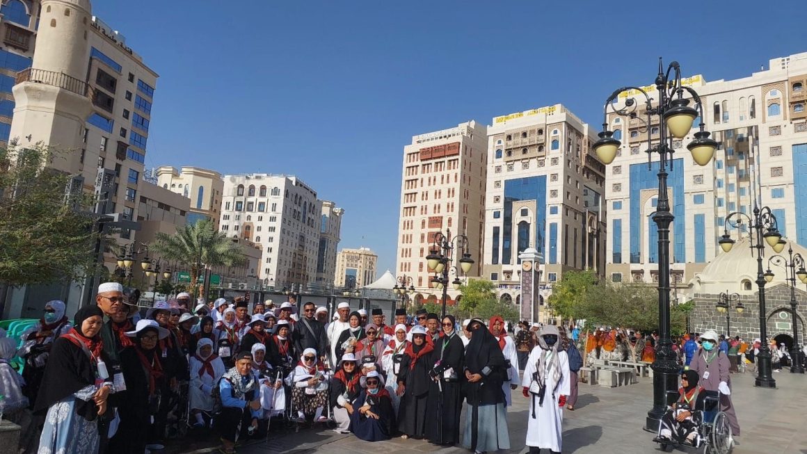 Jemaah Haji Kloter 10 Embarkasi Medan Ziarah Sekitar Madinah