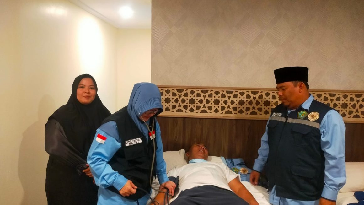 Petugas Kloter 09 KNO Lakukan Visitasi Rutin Pantau Kesehatan Jemaah Haji