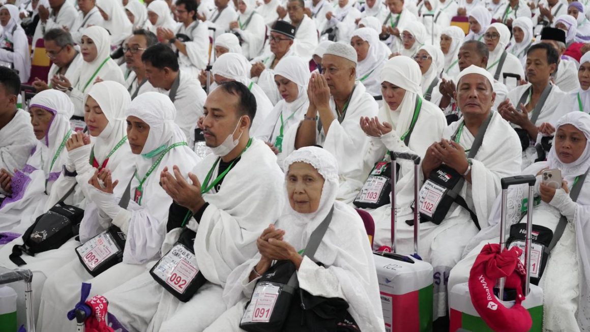 Jemaah Calhaj Kloter 13 Langsung Pakai Kain Ihram Sejak di Ahmed