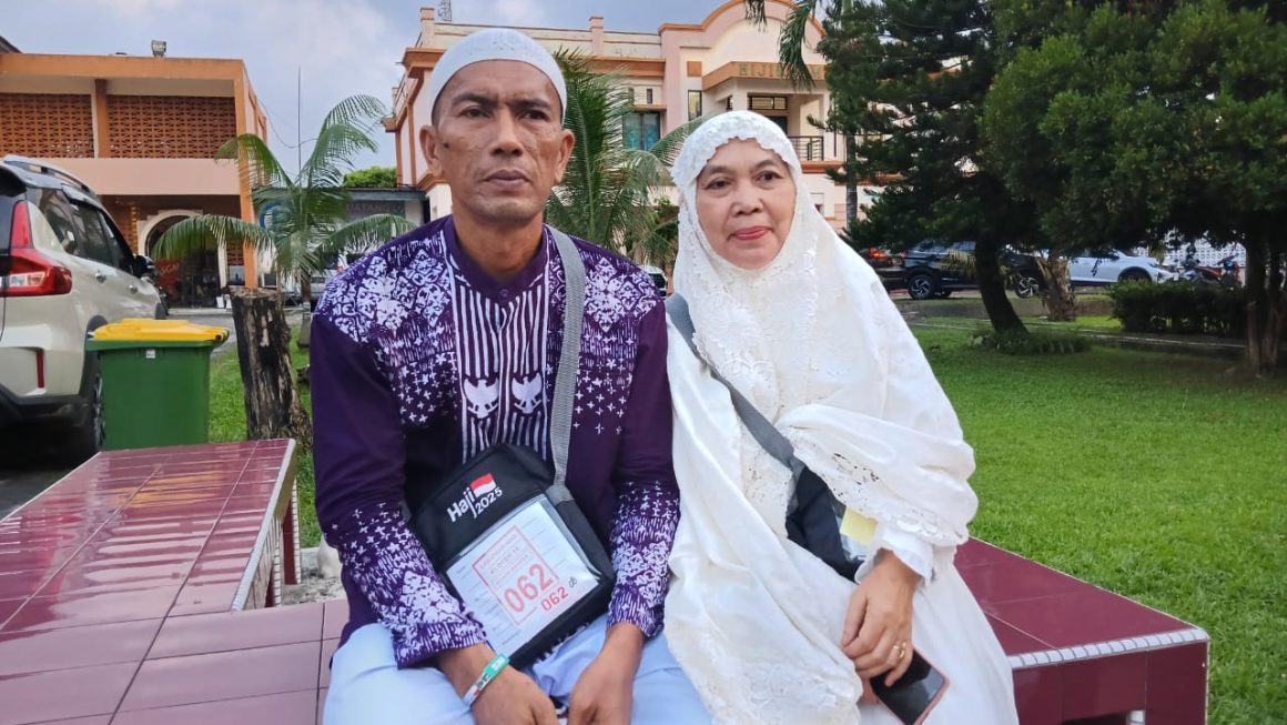 20 Tahun Jualan Pisang Goreng, Pasutri Asal Sergai Naik Haji