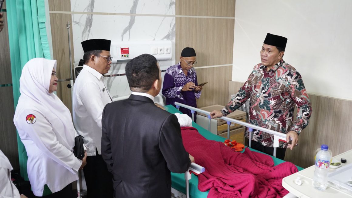 Jenguk Jemaah Technical Landing, Ketua PPIH Embarkasi Medan: Kami Siap Melayani