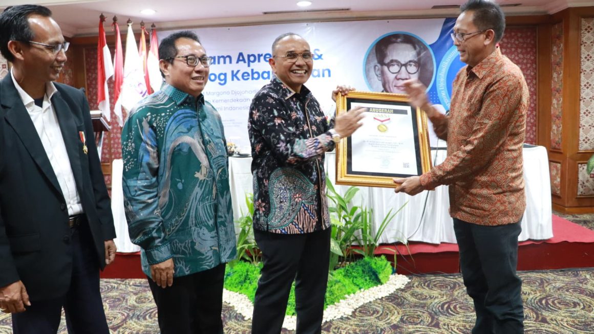 Bupati Simalungun Anton Achmad Saragih Terima Anugerah Sahabat Pers dari SMSI