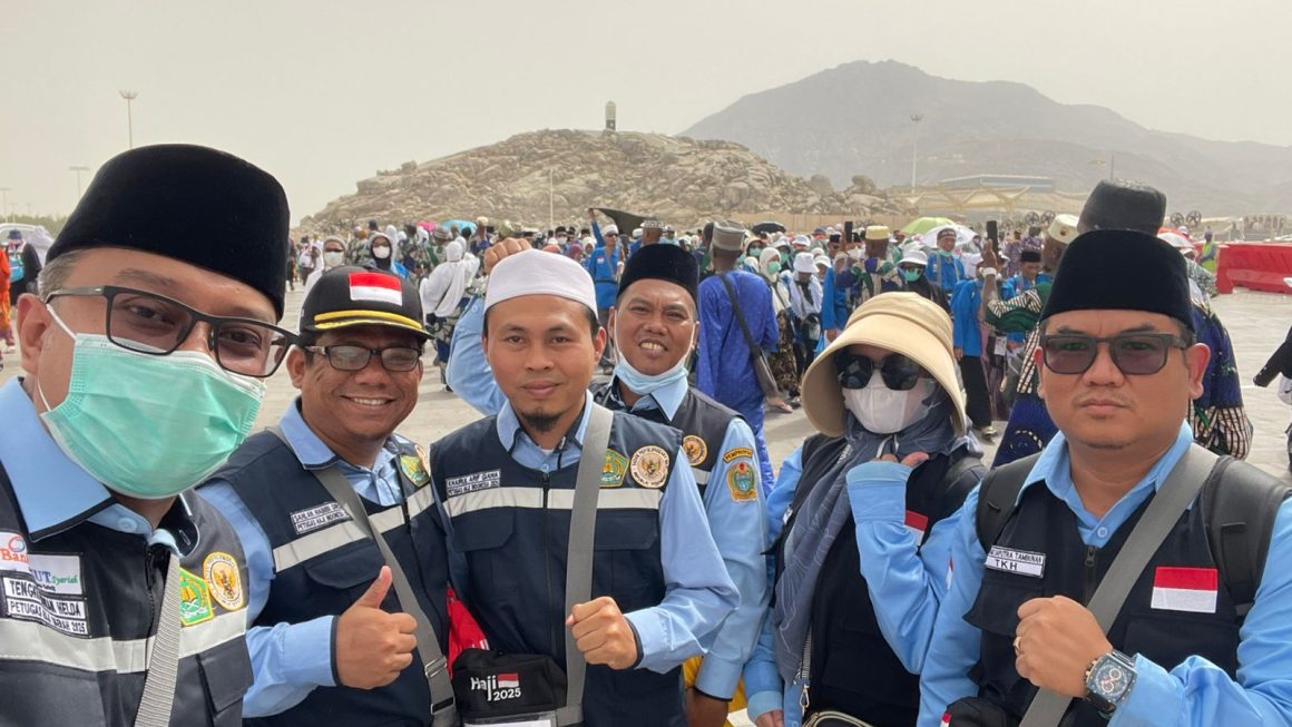 Petugas Kloter 13 KNO Dampingi City Tour Jemaah Haji