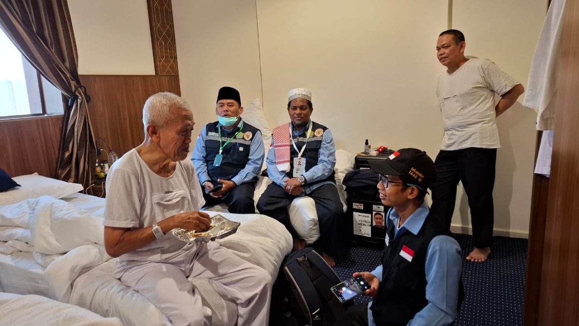Petugas Kloter 09 KNO Visitasi Kesehatan Jemaah Haji Melalui Pendekatan Medis dan Spiritual