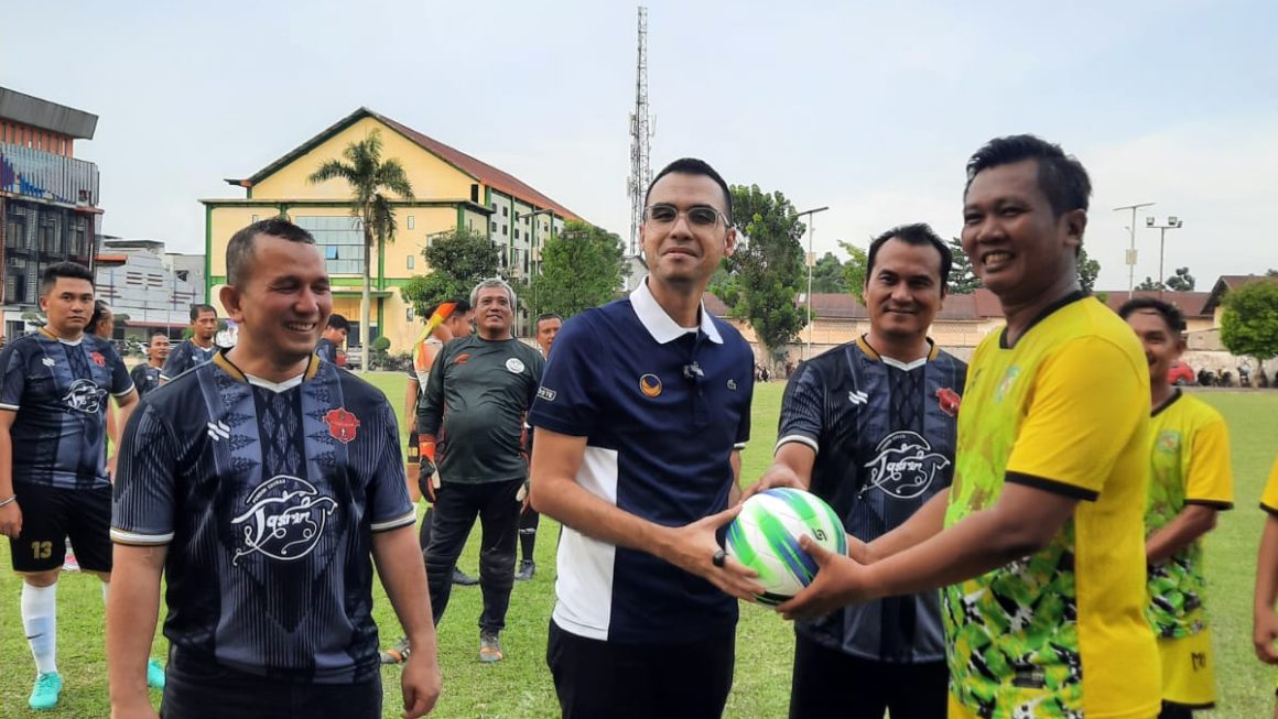 Fasilitasi Laga Persahabatan Antar Kecamatan, Ketua DPC NasDem Medan Sunggal Donald Panggabean Ajak Warga Jaga Kebersamaan Lewat Sepak Bola