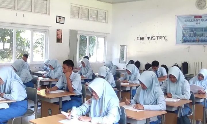 Hari pertama pelaksanaan Asesmen Akhir Semester Genap Tahun Ajaran 2024/2025 di SMAN 2 Plus Panyabungan.