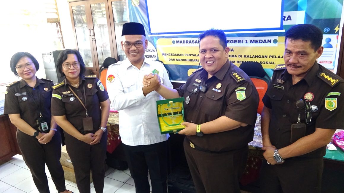 Penyuluhan Hukum, Jaksa Ajak Pelajar MAN 1 Medan Hindari Narkoba & Ajarkan Etika Hukum Dalam Bermedia Sosial