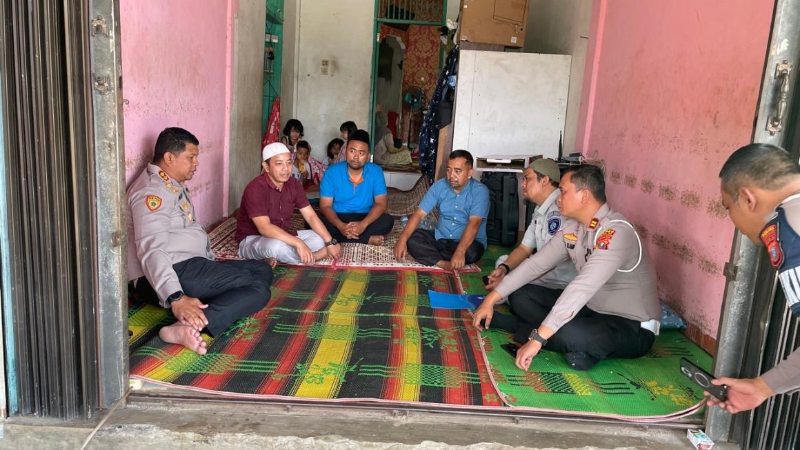 Kapolres Madina Serahkan SPT Jasa Raharja Almarhumah Fathia Kepada Orang Tuanya