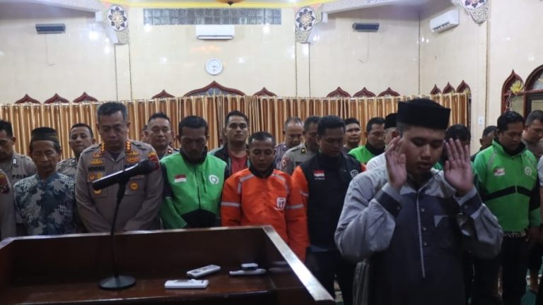 Polresta Deli Serdang Bersama Komunitas Ojol Gelar Sholat Ghaib Do’akan Pengemudi Ojol Alm Affan Kurniawan