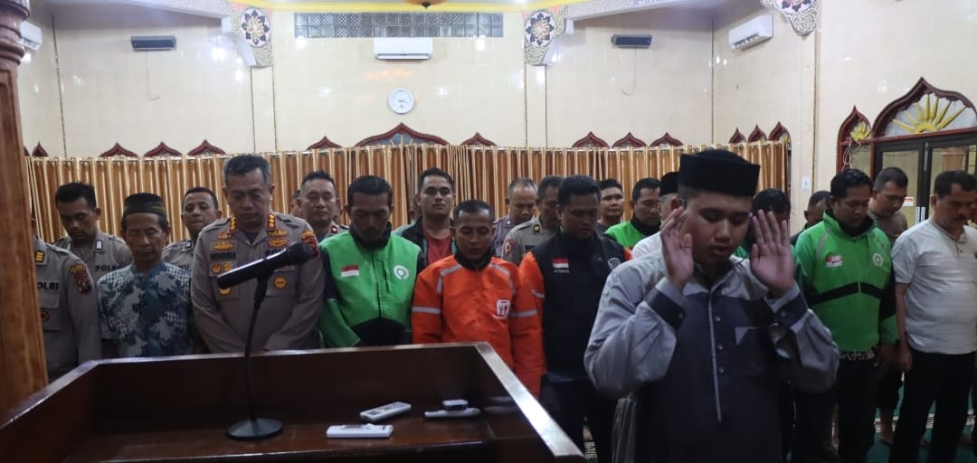 Polresta Deli Serdang Bersama Komunitas Ojol Gelar Sholat Ghaib Do’akan Pengemudi Ojol Alm Affan Kurniawan