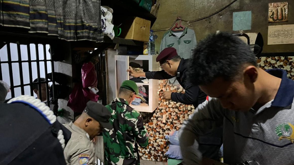 Gandeng TNI-POLRI, Rutan Tanjung Pura Kembali Gelar Razia Blok Hunian Warga Binaan