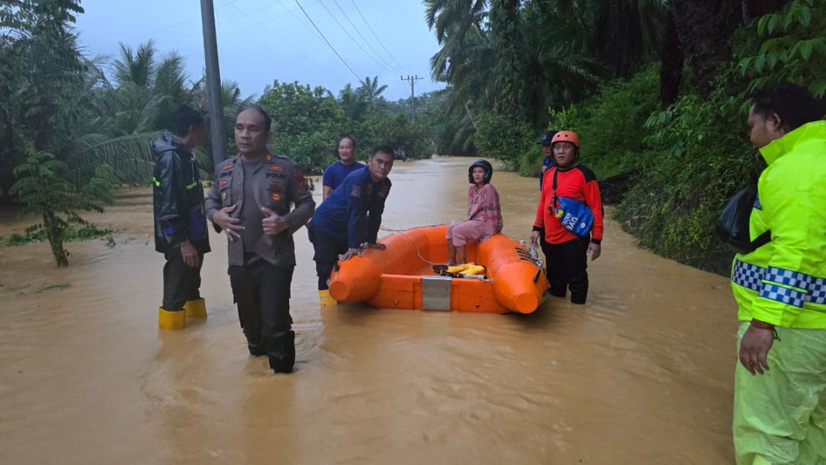 Curah Hujan Tinggi Sebabkan Banjir di Pangkalan Brandan, Polres Langkat Lakukan Penanganan Cepat