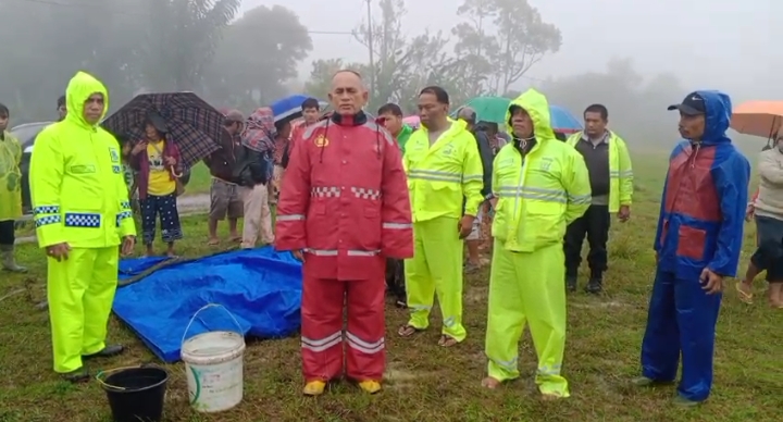 Polres Humbahas Gerak Cepat Tangani Longsor dan Banjir Bandang yang Renggut Korban Jiwa