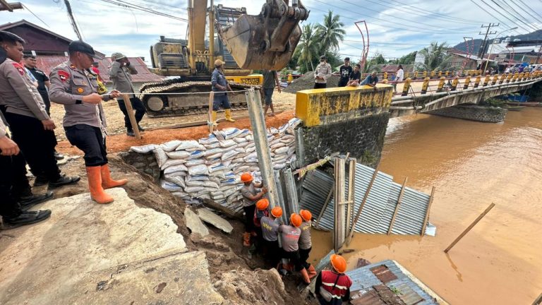 Akses Antar Wilayah Pulih, Brimob Sumut Rampungkan Perbaikan Jembatan Halangan dalam 3 Hari