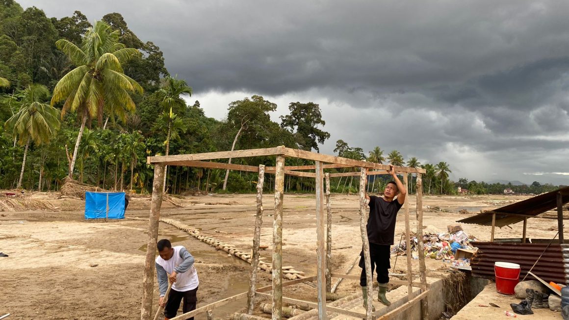 Brimob Polda Sumut Bangun MCK dan Tandon Air Bersih untuk Korban Banjir Bandang di Batang Toru