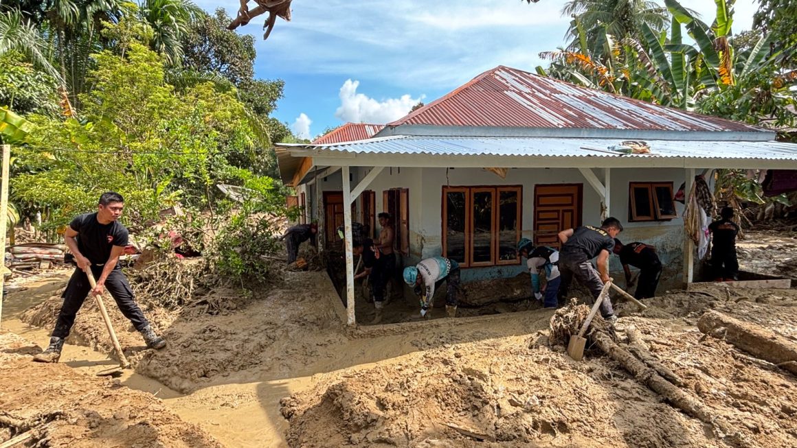 Brimob Polda Sumut Intensifkan Misi Kemanusiaan di Wilayah Terdampak Bencana, Pulihkan Rumah dan Fasilitas Warga