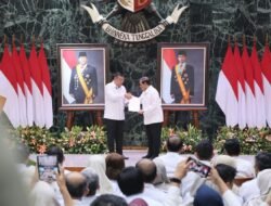 DKI Jakarta HUT ke-499, Wamen Ossy Serahkan 499 Sertipikat ke Gubernur Pramono Anung