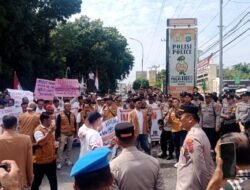 Peringati Hari Tani Nasional, Ratusan Pekerja Sawit PTPN IV Demo Polres Labuhanbatu: Kasat Reskrim Janji Segera Tangkap Pelaku