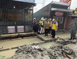 Rico Waas Bawa Kadis SDABMBK Cek Jalan di Helvetia, Drainase Diperlebar Jadi 120 Cm