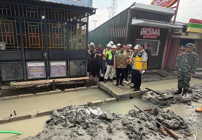 Rico Waas Bawa Kadis SDABMBK Cek Jalan di Helvetia, Drainase Diperlebar Jadi 120 Cm